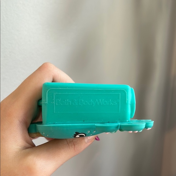 Bath & Body Works Teal Octopus Hand Sanitizer Keychain - Picture 3 of 5